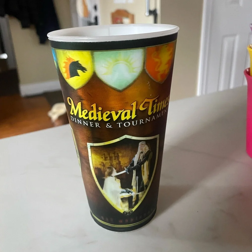 Medieval Times Lenticular Plastic 16oz Collector Cup Tumbler - Picture 2 of 6